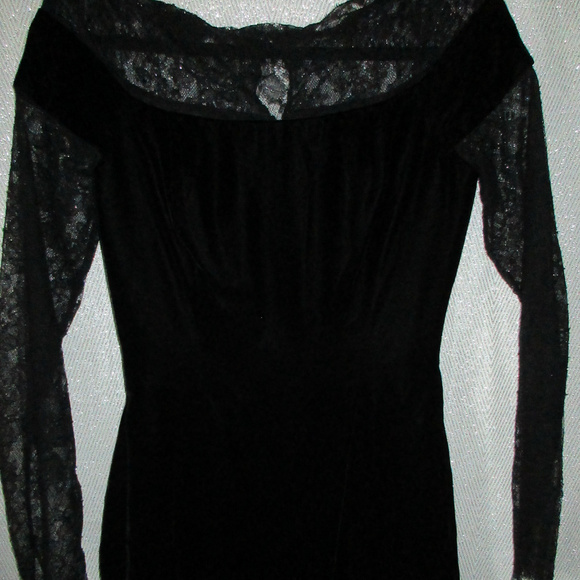 Oscar de la Renta Dresses & Skirts - OSCAR DE LA RENTA VELVET LACE  DRESS FLUTE HEM BLACK